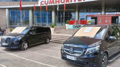 CHP Genel Merkezi'nde "Haram" protestosu: Lüks araçlar bahçede teşhir edildi
