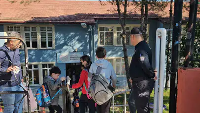 Üniformasını çıkardı, çocukların oyun arkadaşı oldu: Okul bahçesindeki o görüntüler herkesi gülümsetti