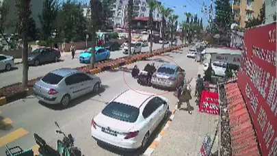 Saniyelerle gelen mucize: Mopedden yola savrulan çocuk ve kadın ölümden döndü