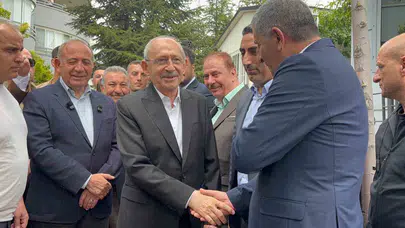 Kılıçdaroğlu’nun bayram mesaisi: Konutunun önünde samimi buluşma