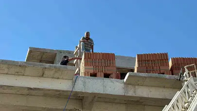Yüksekten gelen çığlıklar kurtuluşu getirdi: İnşaat ustasının zor anları