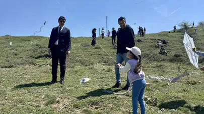 Bilecik’te çocuklar gökyüzünü şenlendirdi: Uçurtmalar bulutlarla yarıştı