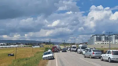 Kahta yolunda hatalı sollama dehşeti: Tarlaya uçan araçtan 3 kişi yaralı çıktı