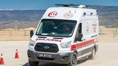 Saniyelerle yarışan ambulans sürücülerine zorlu parkur: Hayat kurtaran dokunuşlar için direksiyon başında