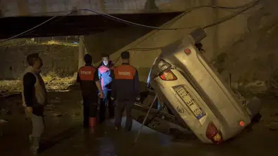 Osmaniye’de korku dolu anlar: Köprüden kanala uçan otomobildeki 3 kişi ölümden döndü