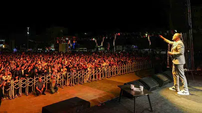 Manisa baharı Hüsnü Şenlendirici ile karşıladı: Meydanlar hınca hınç doldu
