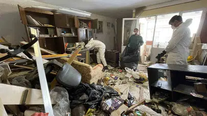 İzmir'de pes dedirten görüntü: Apartman dairesinden çıkanlar mahalleliyi şoke etti