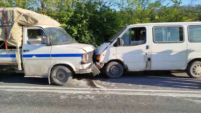 Osmaneli yolunda dehşet anları: İki otomobil çarpıştı, ortalık savaş alanına döndü