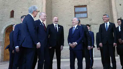 Zirve öncesi Türkistan'da tarihi buluşma: Erdoğan ve liderler Hoca Ahmet Yesevi'nin izinde