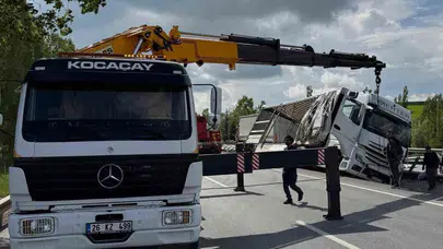 Afyonkarahisar'da korkutan kaza: Tonlarca eşya taşıyan tır devrildi