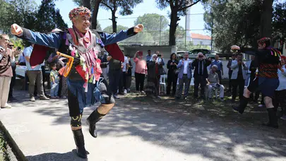 Efe ruhu Savrandere'de canlandı: Rektör ve İl Başkanı zeybekte birleşti