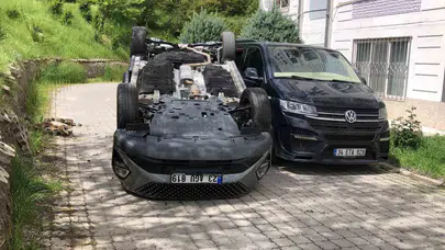 Park etmeye çalışırken kabusu yaşadı: Site girişine uçan araçta can pazarı