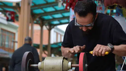 Kurban telaşı Uzun Çarşı’yı hareketlendirdi: Bıçak bileyicilerinde mesai saatleri uzadı
