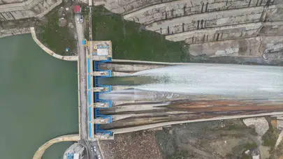 Muş’ta rekor yağışlar baraj kapaklarını açtırdı: Tarihi köprü ve park ziyarete kapatıldı