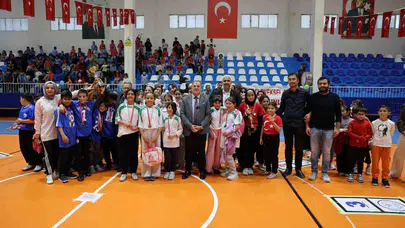 Hacılar’da çocukların şenlik coşkusu: Başkan Özdoğan madalyaları bizzat takdim etti