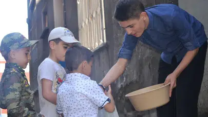Erzurum’da bayram coşkusu erken başladı: Kapı kapı dolaşıp arafalık topladılar
