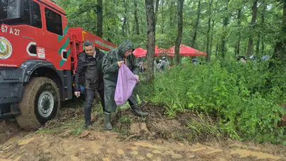 Doğa için seferber oldular: Sağanak yağışa aldırmadan ormanı temizlediler