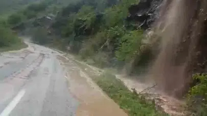 Doğa felç etti: Trabzon-Bayburt yolunda geçişler tamamen kapandı