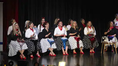 Mersin’de zaman tüneli: Sandıktan çıkan ezgiler izleyenleri çocukluk yıllarına götürdü