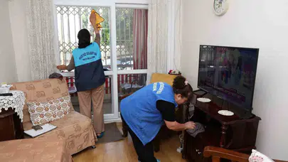 Akdeniz’de bayram temizliği belediyeden: Kimse yalnız kalmasın diye kapı kapı dolaşıyorlar