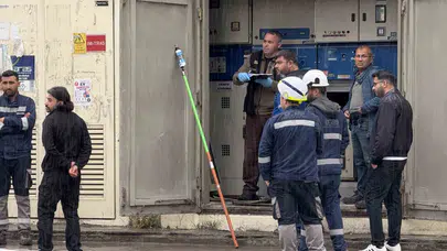 Iğdır'da korku dolu anlar: Arıza gidermeye çalışan işçi akıma kapıldı