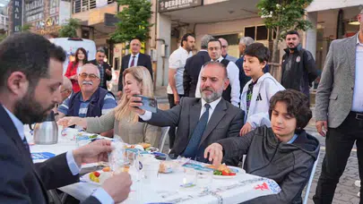 Sancaktepe'de bayram bereketi: Akın Caddesi'nde binler aynı sofrada buluştu