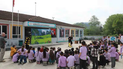 Perde minik kalpler için açılıyor: Akyazı’da 5 bin öğrenci sanatı rehber ediniyor