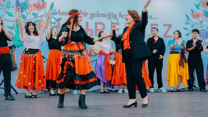 Didim’de bahar coşkusu: Başkan Gençay ateşin üzerinden atladı, gençlerle şarkı söyledi