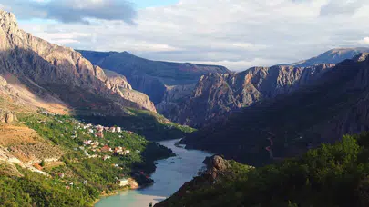 Bulutlara komşu ev: 96 basamaklı zirve yaşamı görenleri hayrete düşürüyor