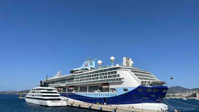 Bodrum limanında kruvaziyer hareketliliği: Binlerce turist ilçeye ayak bastı