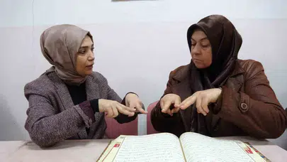 Çocukluk hayali 52 yaşında gerçek oldu: İşaret diliyle Kur’an-ı Kerim’i öğrendi