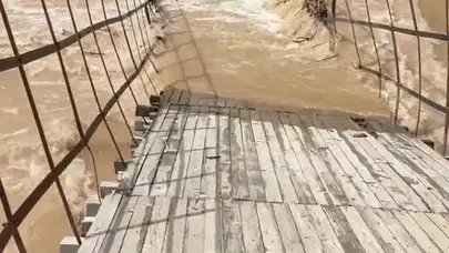 Munzur'da doğa felaketi: Köprü sulara gömüldü, ulaşım kesildi