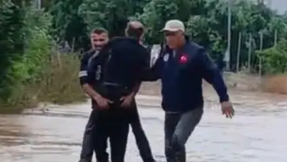 Mersin'de saniyelerle yarışılan kurtarma operasyonu: Sel sularına kapılan vatandaşı komşuları kurtardı