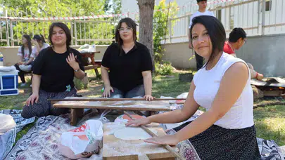 Kozan’da okul bahçesi şenlik alanına döndü: Şalvarlarını giydiler, sıkmaları odun ateşinde pişirdiler