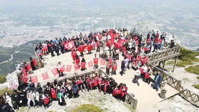 Spil Dağı’nda zirve yürüyüşü: 200 öğrenci milli ruh için buluştu