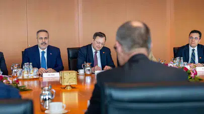 Berlin'de kritik zirve: Hakan Fidan ve Friedrich Merz masaya oturdu