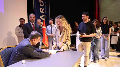 Elleri cebinde geçen yıllardan Meclis kürsüsüne: Serkan Bayram gençlere "pes etmeyin" dedi