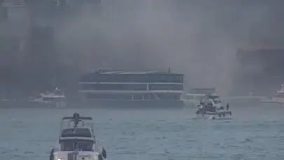 Bebek’te korku dolu anlar: Tur teknesi alevlere teslim oldu