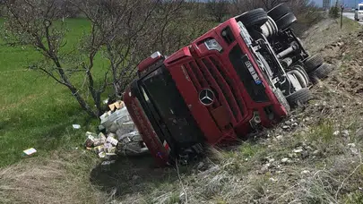 Erzincan’da yüklü tır devrildi: Yola saçılan sodalar trafiği kilitledi