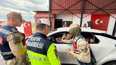 Diyarbakır yollarında bayram mesaisi: Jandarmadan havadan ve karadan sıkı denetim