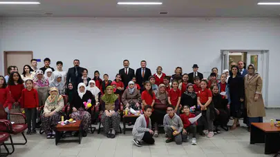 Bilecik’te nesiller buluştu: Minik öğrencilerden huzurevi sakinlerine duygusal ziyaret