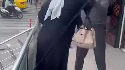 Esenyurt’ta dehşet anları: Yanındaki çocuğuna aldırmadan genç kızı bıçakladı