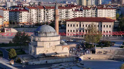 Sivas’ta bayram coşkusu: Dünyanın dört bir yanından gelen öğrenciler tarihi camide buluştu