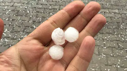 Tatvan’da gökyüzü bir anda karardı: Bilye büyüklüğündeki dolu yaşamı felç etti