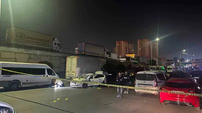 Küçükçekmece’de nefes kesen kovalamaca: Polise ateş açan şüphelilerin aracından cephanelik çıktı