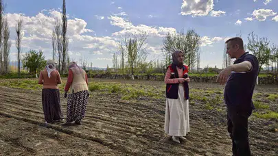 Afyonkarahisar’da bereketli topraklar uzman gözüyle korunuyor: Üreticinin tarlasında titiz mesai