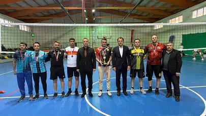 Aydıntepe’de file heyecanı zirvede bitti: Şampiyonluk kupası Gençlikspor’un ellerinde yükseldi