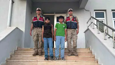 Viranşehir’de umut dolu tesadüf: Jandarma ekipleri yol kenarında buldukları çocukları ailelerine ulaştırdı