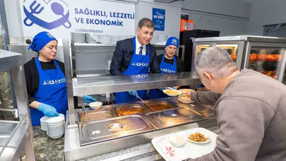 İzmir’de sofralar şenlendi: 25 liraya dört çeşit yemekle dar gelirliye can suyu