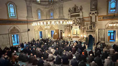 Yozgat’ta bayram sabahı: Tarihi camide omuz omuza verip dualarda buluştular